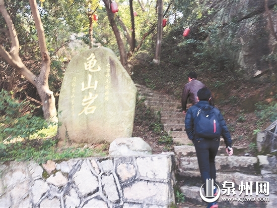  “摩的”司机带领记者来到龟山岩